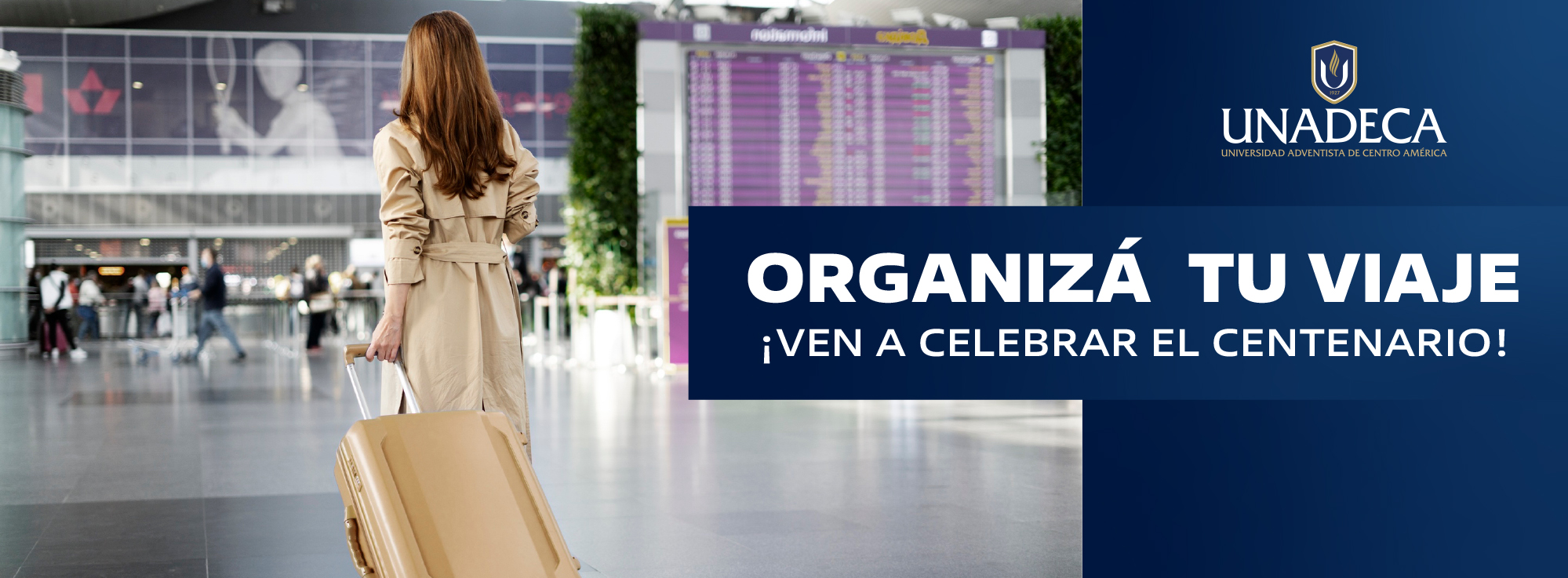 Una mujer de espaldas cruza la terminal de un aeropuerto con su maleta. «Organizá tu viaje. ¡Ven a celebrar el Centenario!»