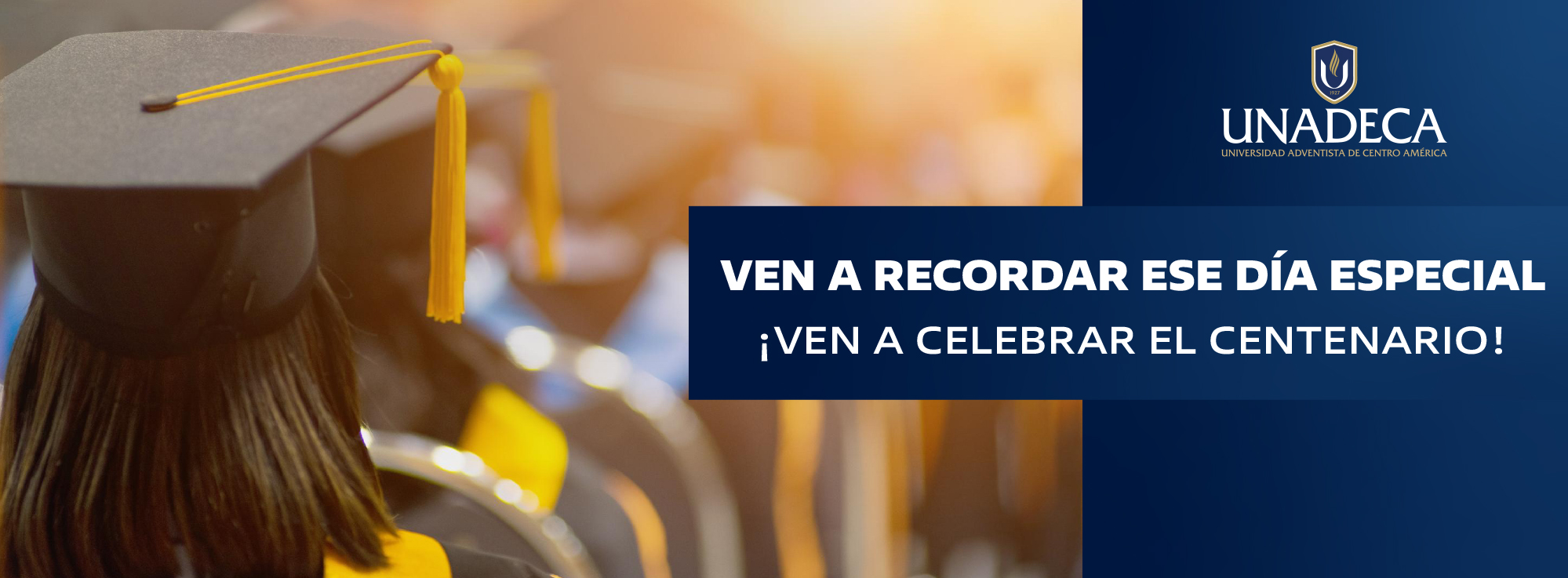 Una graduanda de espaldas, con birrete y borla dorada, en una ceremonia. «Ven a recordar ese día especial. ¡Ven a celebrar el Centenario!»