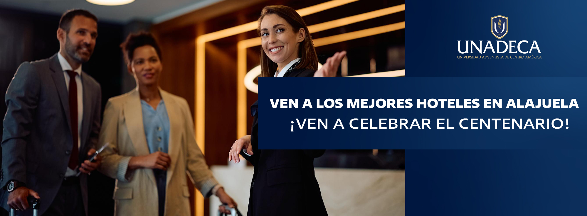 Una recepcionista recibe a dos huéspedes en el lobby de un hotel. «Ven a los mejores hoteles en Alajuela. ¡Ven a celebrar el Centenario!»