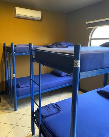Dormitorio compartido con camarotes azules y aire acondicionado