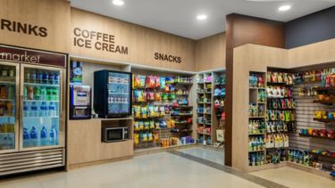 Tienda de conveniencia con refrescos, snacks y café