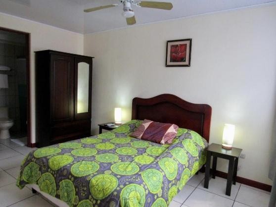 Habitación con cama matrimonial, armario y baño propio