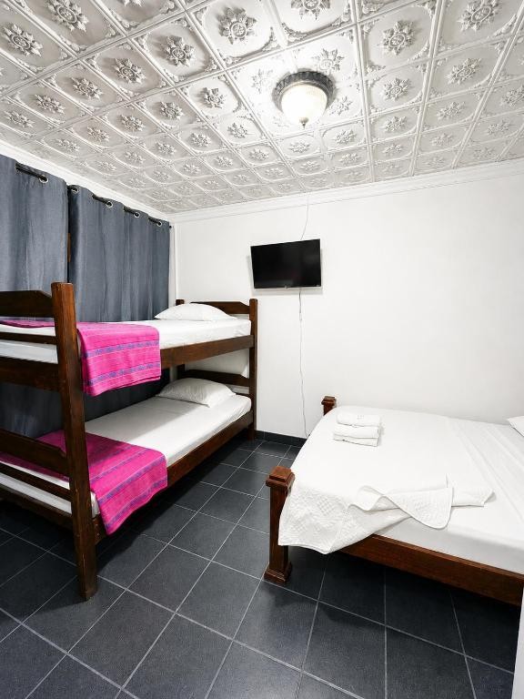Habitación con camarote, cama individual y televisor