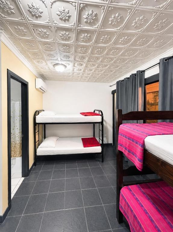 Habitación con dos camarotes y aire acondicionado