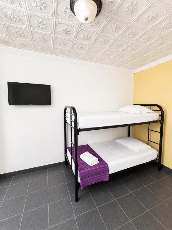 Habitación con camarote y televisor de pared