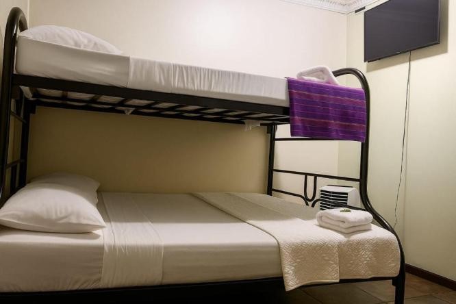 Camarote sobre cama matrimonial con televisor