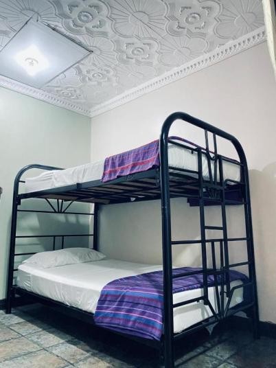 Camarote metálico en habitación privada